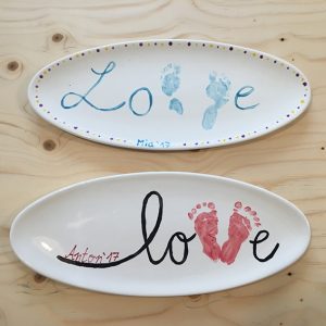 Babys Fußabdrücke auf Keramik